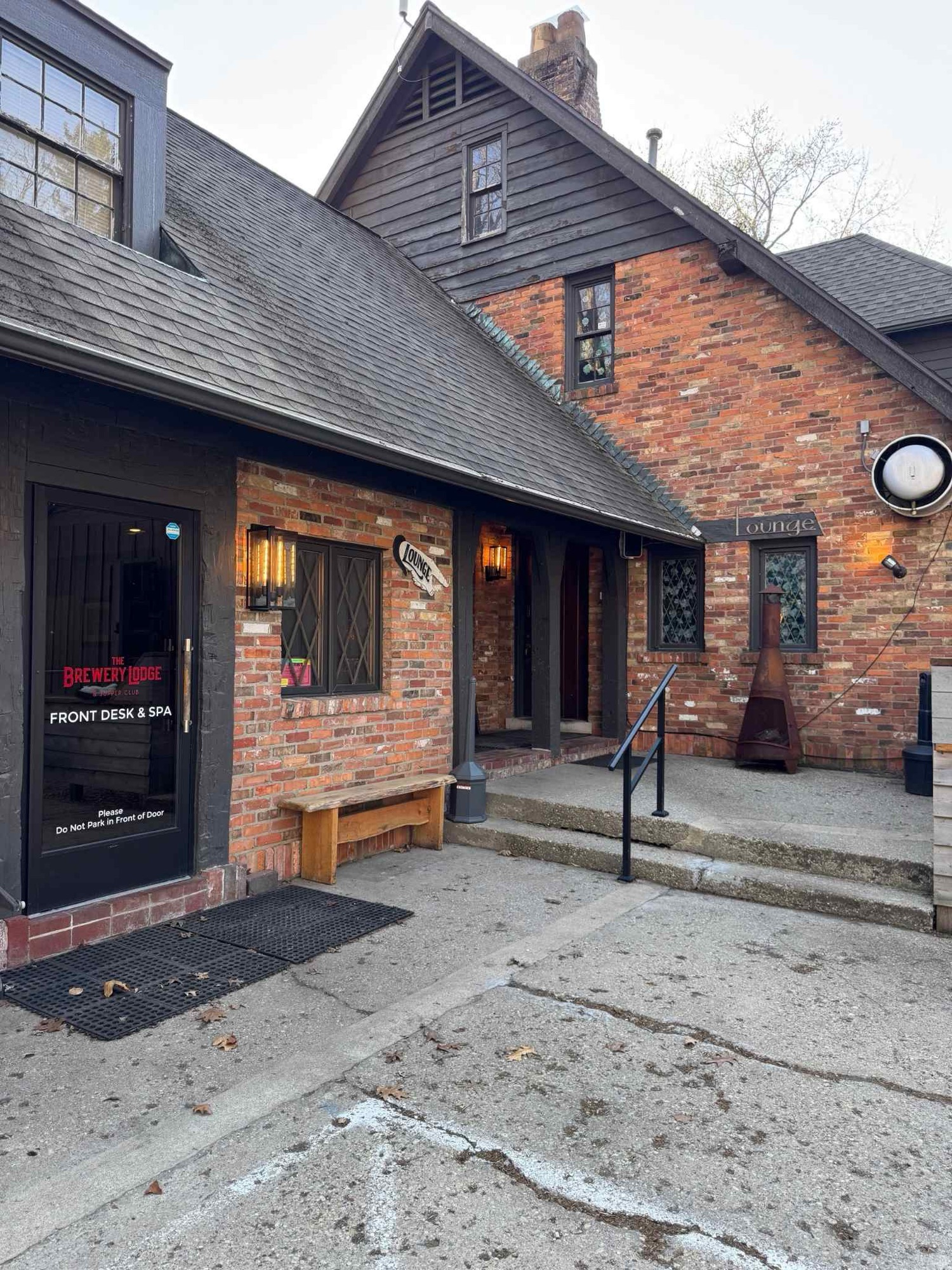 Main entrance to lobby and outside entrance to restaurant
