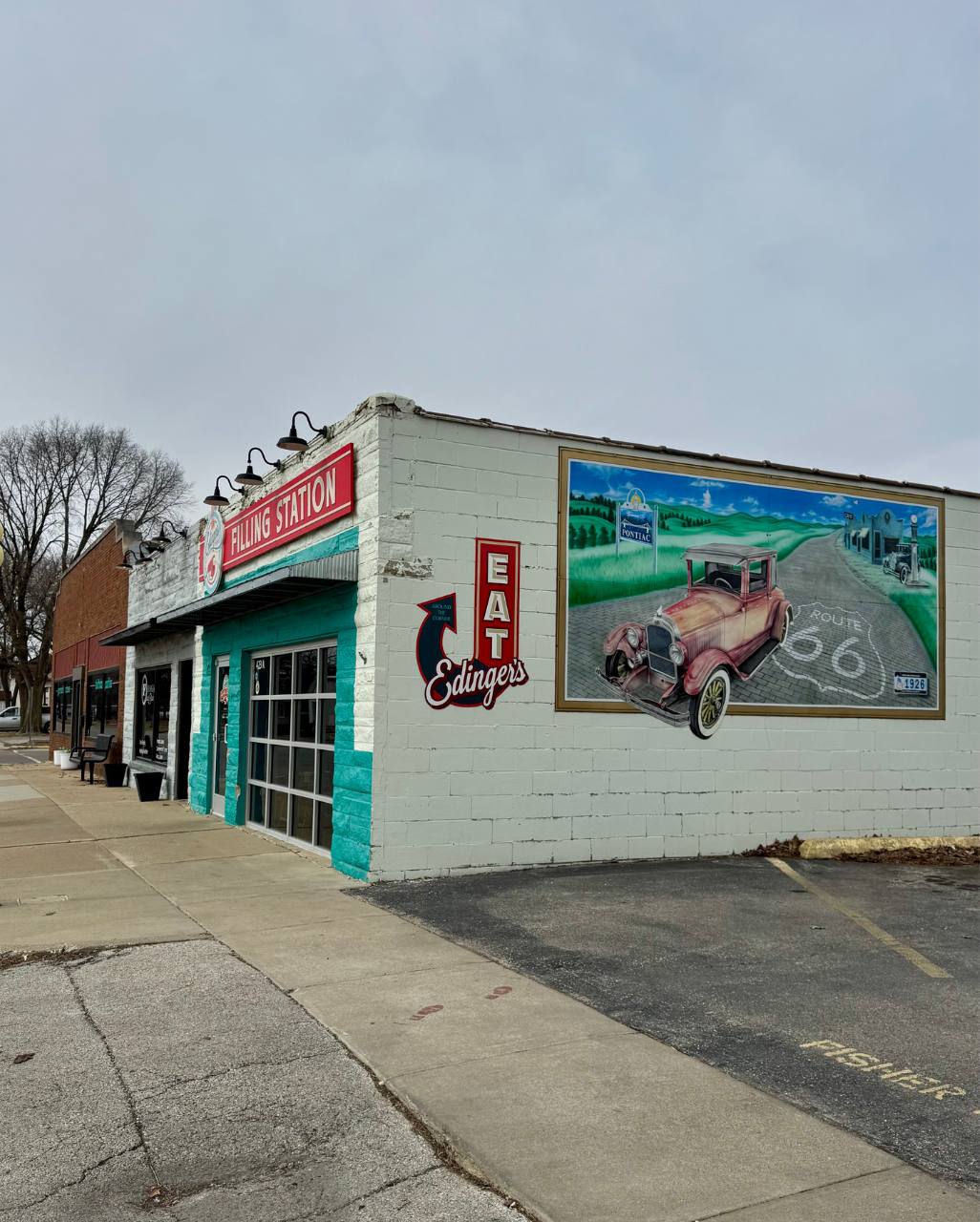 Historic Route 66 Mural on the side of Edingers restaurant in Pontiac Illinois