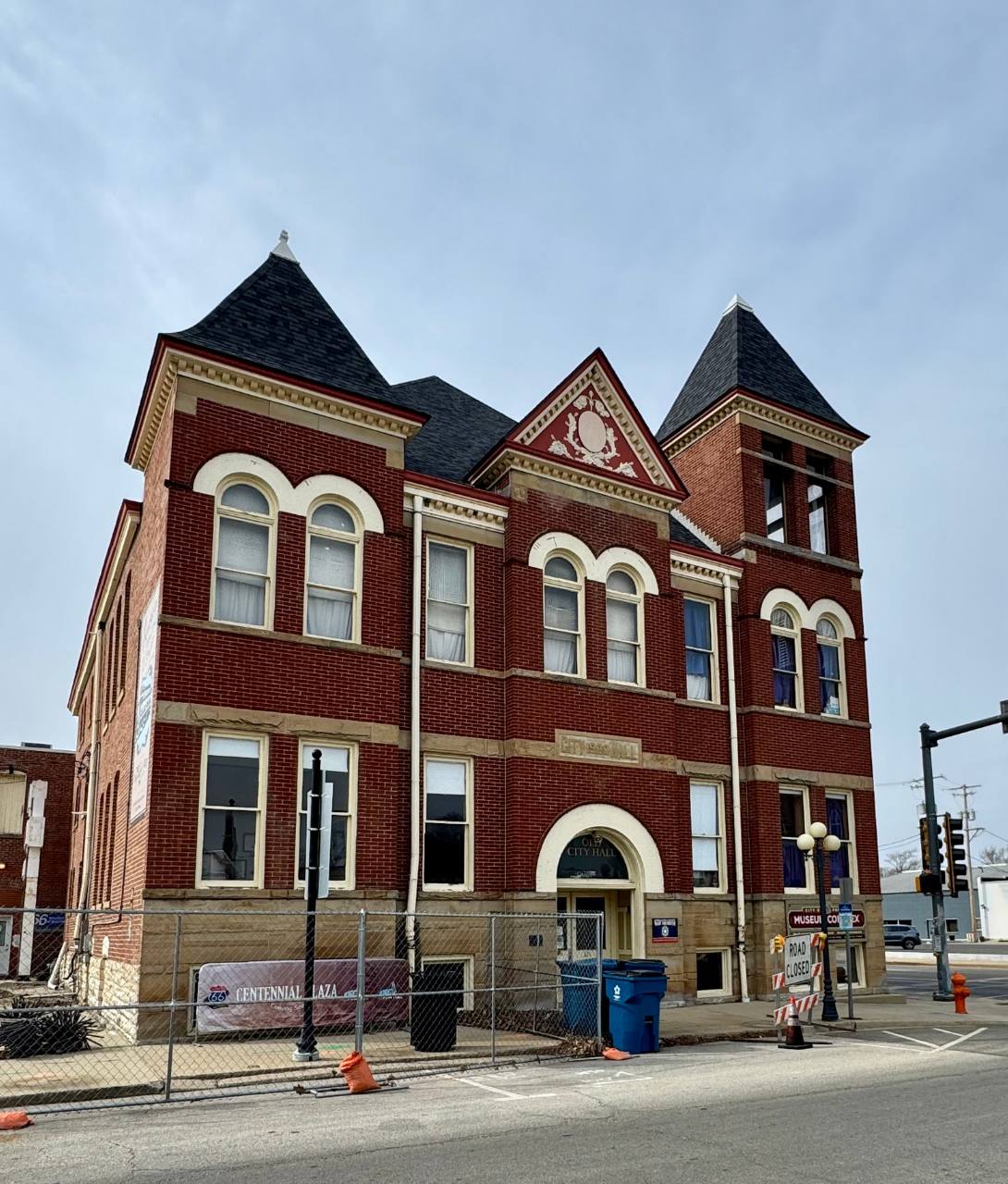 red brick building in Pontiac Illinois that is home to the World War II and Route 66 museums